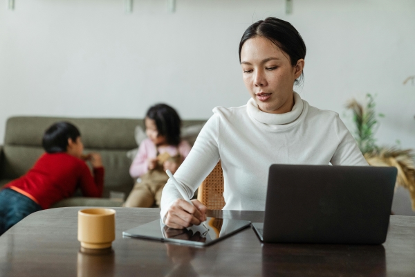 Parent working flexibly at home with children